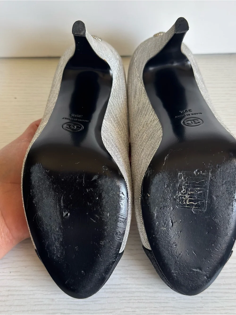 CHANEL Pumps Metallic Silver Cap Toe Textured EU 39.5 Crystal Logo Stiletto